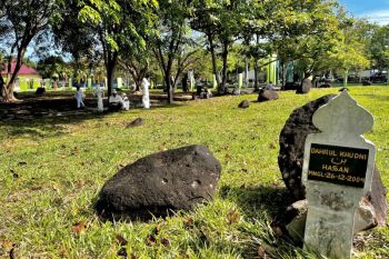 Kuburan massal korban tsunami dipadati peziarah di hari Lebaran