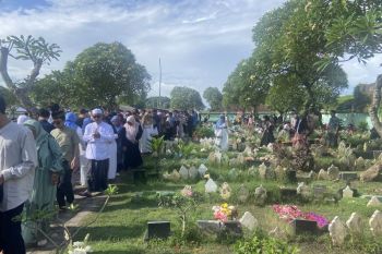 Umat Hindu ikut ziarah di Makam Muslim Wanasari saat Idul Fitri