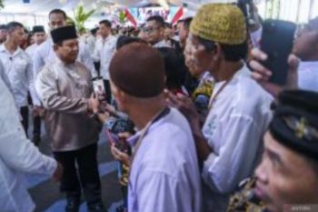 Prabowo Salami Masyarakat Saat "Open House" di Istana