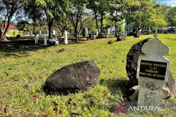 Kuburan massal korban tsunami dipadati peziarah di hari Lebaran