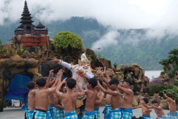 Pentas Tari Kecak di Ulundanu Beratan Bali