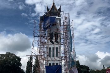 Jam Gadang Bukittinggi bersolek jelang Idul Fitri 2025