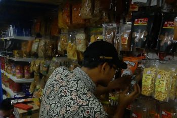 Dinkopdag Temanggung temukan makanan tak berlabel saat razia