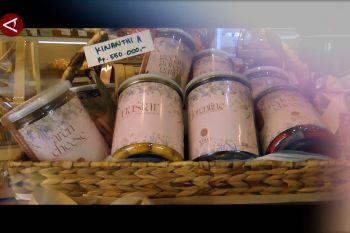 Manfaatkan hasil kerajinan warga, hampers kue lebaran laris manis