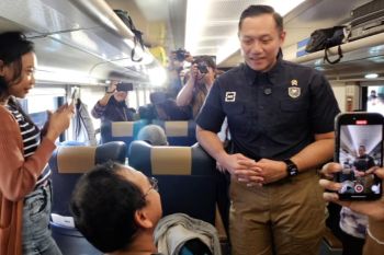 Menko AHY tinjau kesiapan arus mudik Lebaran di Stasiun Pasar Senen