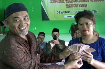 Ribuan warga Desa Wunut Klaten terima THR dari BUMDes