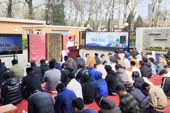 Suasana Shalat Idul Fitri 1466 Hijriah di halaman KBRI Beijing