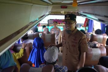 Gubernur Andi Sudirman berangkatkan 580 pemudik gratis jalur darat