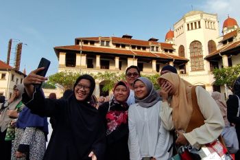 Tak hanya berwisata, ribuan Jamaah ikuti Shalat Ied di Lawang Sewu