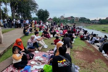 Meriah! Ribuan orang buka puasa dengan pizza 100 meter di TMII
