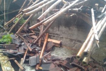 Rumah warga di Banten roboh diterjang angin kencang