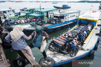 Penyeberangan Balikpapan-Penajam Paser Utara mulai ramai pada hari kedua Lebaran
