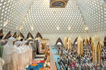 Shalat Idul Fitri di Masjid Al Jabbar