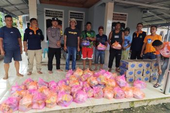 Pemkab Morut berikan paket sembako kepada korban banjir