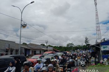 Urai kepadatan menuju Pantai Anyer, polisi berlakukan sistem buka tutup