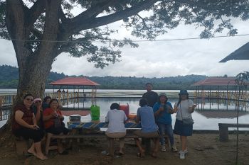 Warga habiskan waktu libur Lebaran di Danau Talaga Donggala