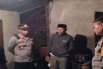 Dua warga Mamuju tewas tersengat listrik saat tampung air hujan