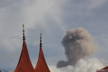 Gunung Marapi erupsi di malam lebaran