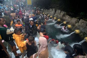Pemandian air panas Guci diserbu wisatawan
