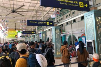 Hari ketiga Lebaran, sejumlah pemudik balik cepat ke Jakarta dengan KA