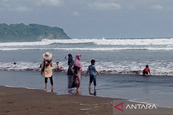 Wisatawan Pantai Selatan Jateng waspadai pasang maksimum 3 - 5 April