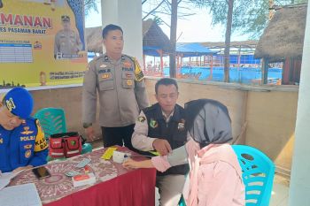 Polres Pasaman Barat berikan layanan kesehatan ke pengunjung wisata