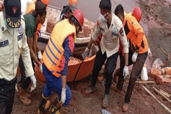 Tim SAR evakuasi satu korban tertimbun longsor di PT IMIP