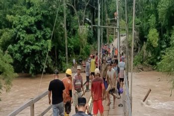 Pemkab Morowali Utara dan warga bangun jembatan darurat pasca-banjir
