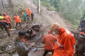 Tanah longsor tutup jalan Sumber Brantas-Pacet Mojokerto pada Kamis