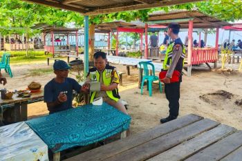 Polres Natuna berikan layanan kesehatan ke pengunjung tempat wisata