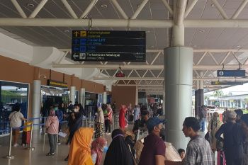 Penumpang pesawat  di Bandara SMB II Palembang mulai ramai