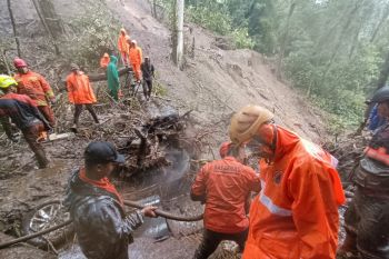 Tanah longsor tutup jalan Sumber Brantas-Pacet, dua kendaraan terjebak