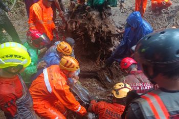 Satu orang ditemukan tewas akibat tanah longsor di jalur Pacet