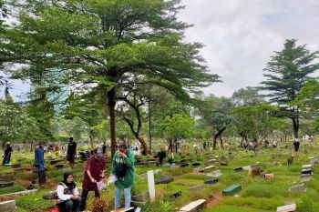 Mengais hidup dari rumah orang mati
