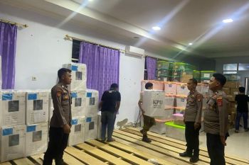 Polisi kawal ketat distribusi logistik PSU Pilkada 2024 di Kabupaten Banggai