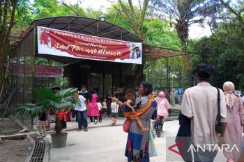 Kebun Binatang Kasang Kulim Pekanbaru diserbu warga saat lebaran