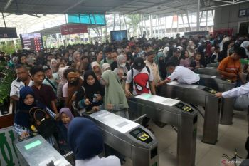 Prabowo orders expansion of Commuter Line to ease overcrowding