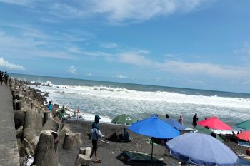 Puluhan ribu wisatawan padati Pantai Glagah Kulon Progo