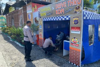 Polres Kulon Progo berikan layanan tambal ban gratis bagi kendaraan pemudik