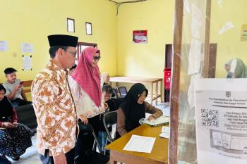 Wabup HSS tinjau pelayanan kependudukan di hari libur lebaran