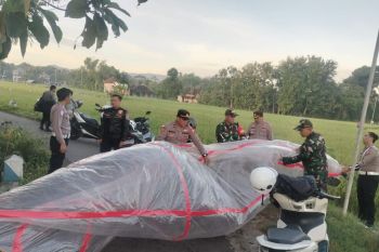 Petugas gabungan amankan balon udara di area persawahan Ponorogo