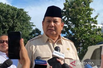 Prabowo pays respects to former Kupang Archbishop