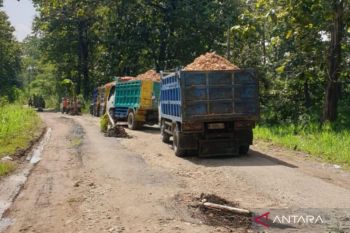 Pemkab Blora perbaiki jalan penghubung antar desa yang rusak parah