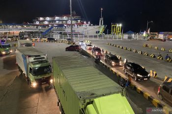 Lalu lintas di Pelabuhan Merak ramai lancar pada puncak arus balik