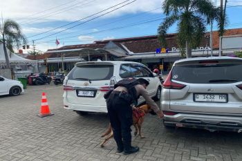 Anjing K-9 ikut sterilisasi stasiun dan terminal di Pemalang