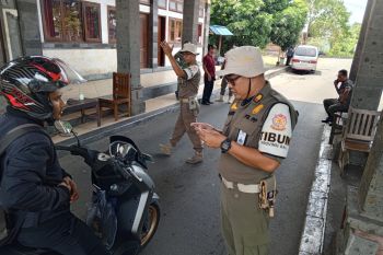 Satpol PP periksa identitas orang masuk Bali selama arus balik