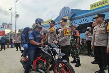 Polres Blitar bagikan helm untuk pemudik