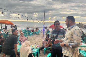 Libur Lebaran, Wako Fadly Amran kunjungi Pantai Padang