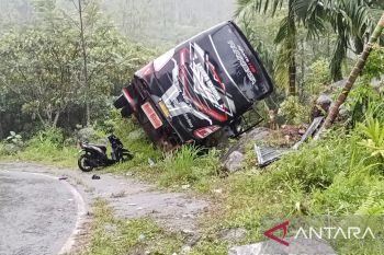 Bus tujuan Palembang alami laka tunggal di jalur alternatif Bukittinggi-Padang