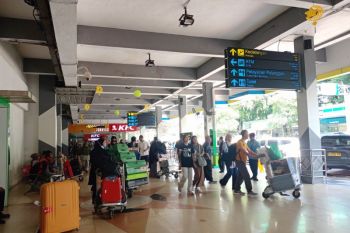 Pemudik pilih pesawat untuk hemat waktu sebelum lanjut beraktivitas